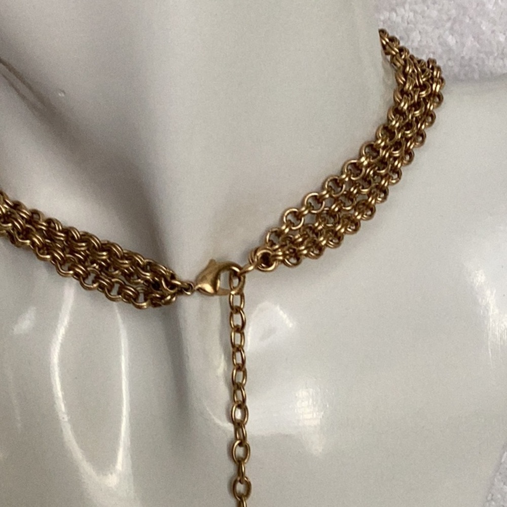 Rare Find , Stunning Vintage 3 Strand GoldToneNecklace with Faux Queen V… - Picture 4 of 6